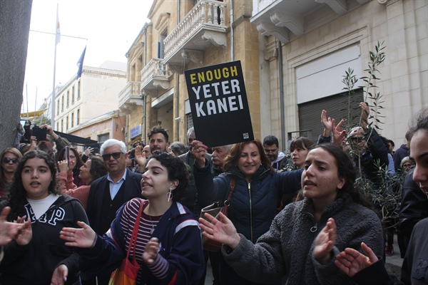 #UNITECYPRUSNOW kapıların kapatılmasını ara bölgede protesto etti