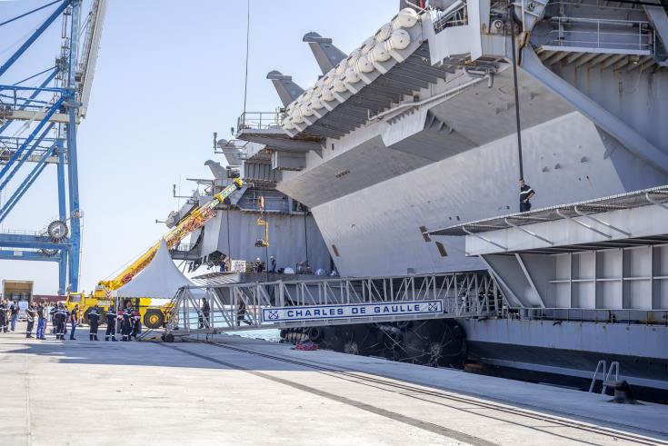 Fransız uçak gemisi Limasol Limanı'na demirledi