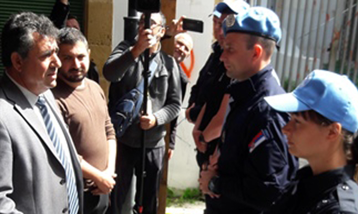Eylemciler zeytin dalı ve karanfillerle gitti, BM geçişe yine izin vermedi