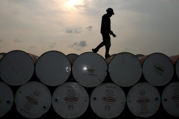 Brent petrolün varili 28,01 dolar