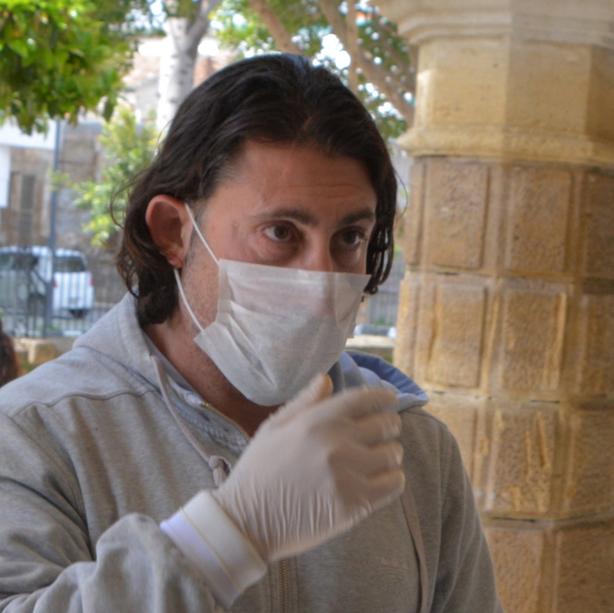 Eşini yumrukladı, boğazını sıktı, demir sandalyeyle dövdü!