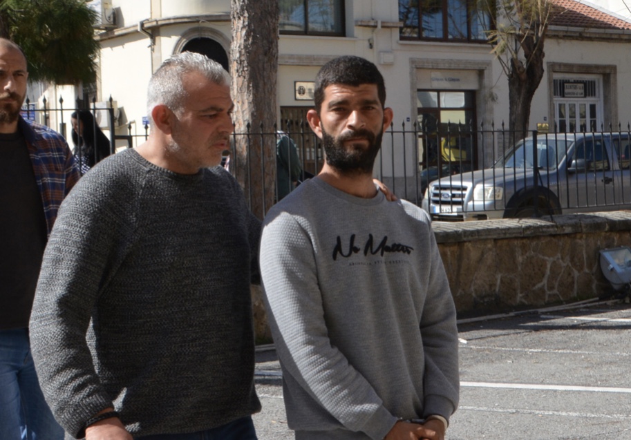 Polisleri görünce uyuşturucuları yere attı