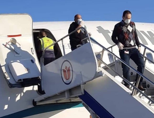 Atakan'dan öğrencilere sürpriz! Uçağın kapısında karşıladı