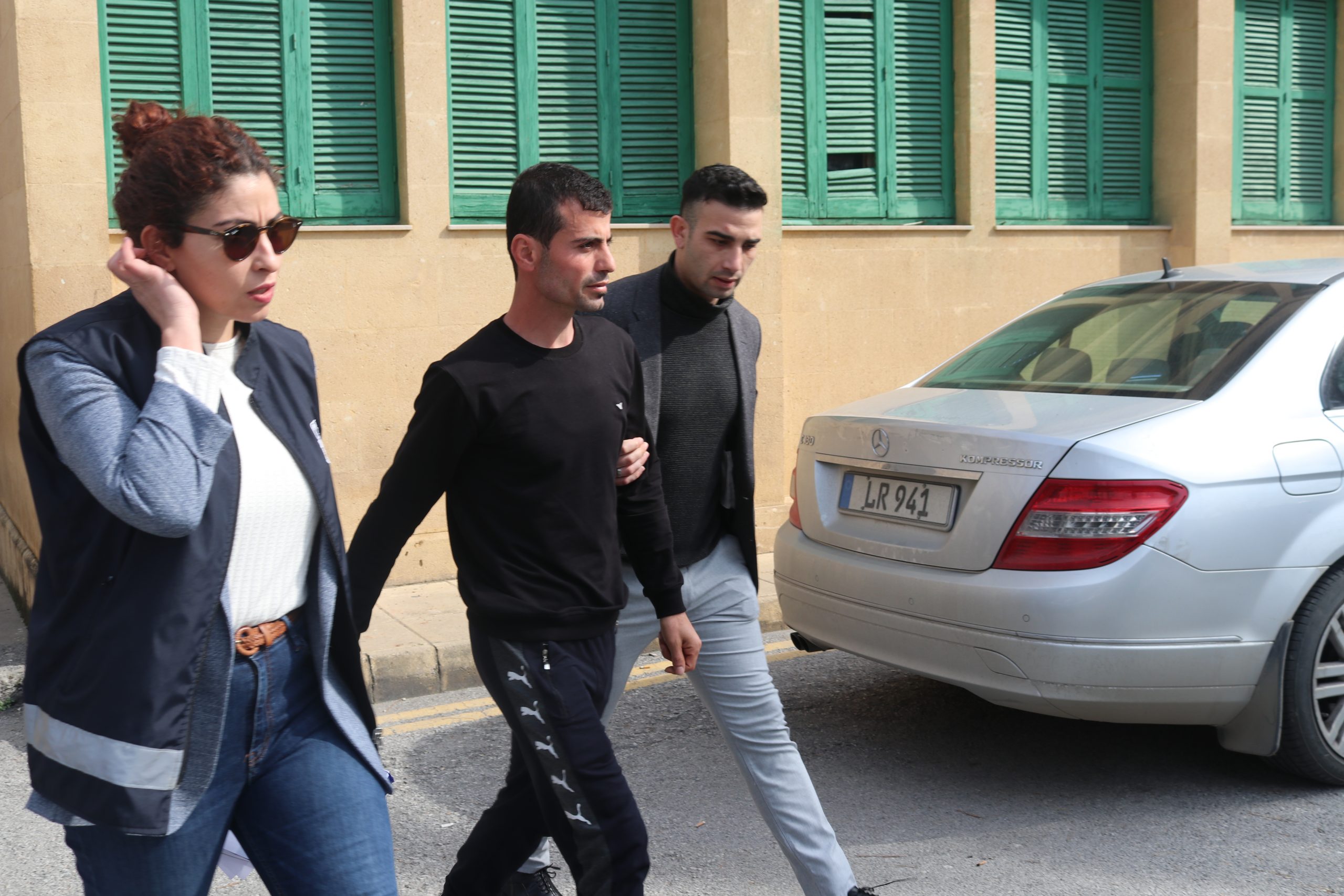 Aracı hızlı sürdü diye eşini feci şekilde dövdü