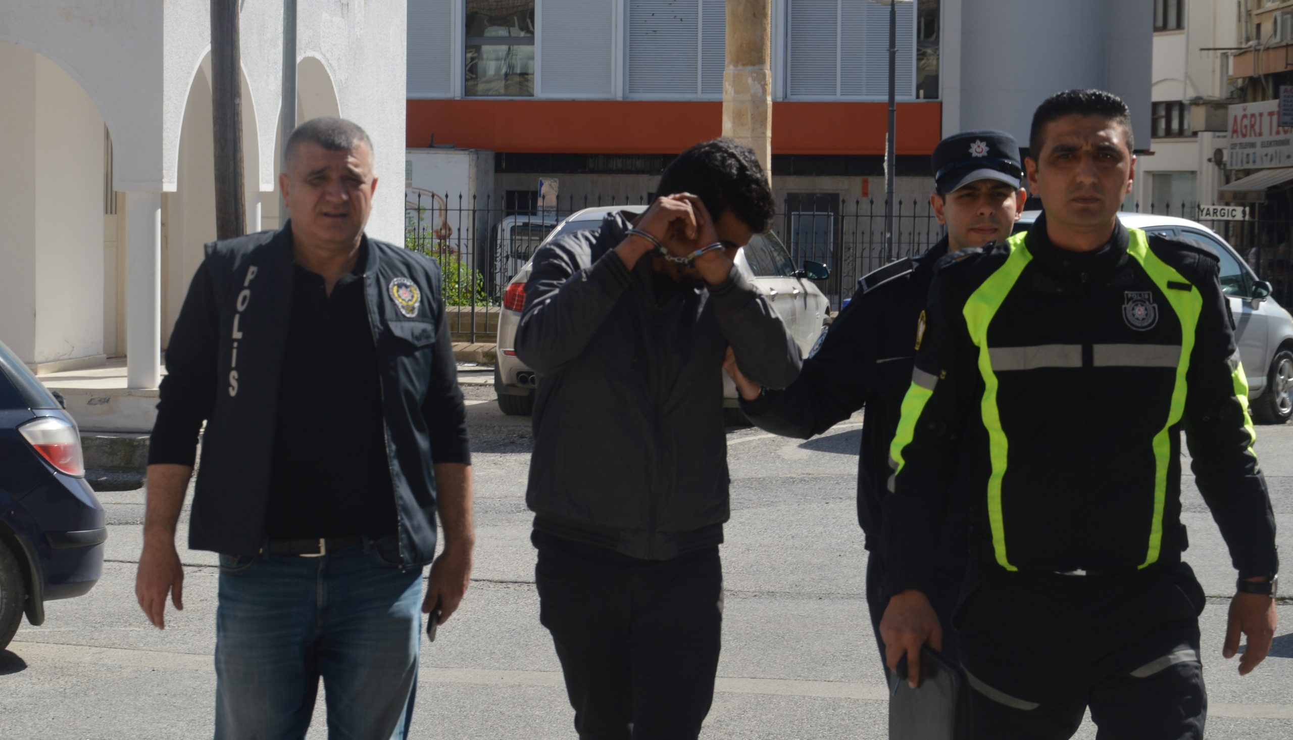 Araba çaldı, kaza yaptı, bir hafta sonra yakalandı