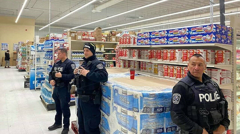 Dünya bunu da gördü! Tuvalet kağıtları polis korumasında