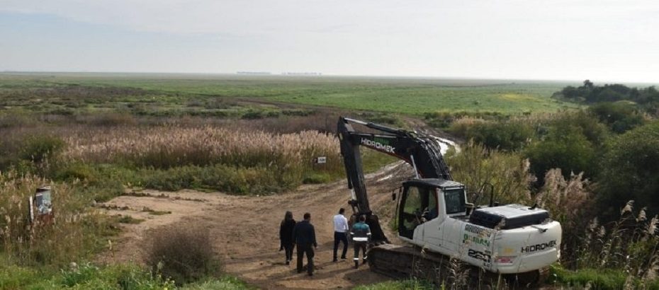 Göletten taşan suların tarım arazilerine zarar vermemesi için çalışma yapılıyor