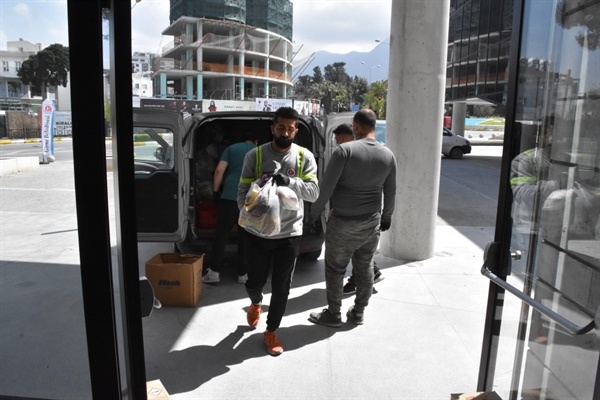 Girne Belediyesi, iş insanlarının desteğiyle ihtiyaçlılara yardım dağıtıyor