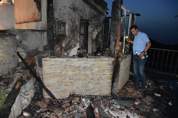 St. Hilarion Kalesi yanında yangın