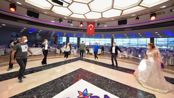 Düğünlerde 'sosyal mesafe çubuğu' ile halay önerisi