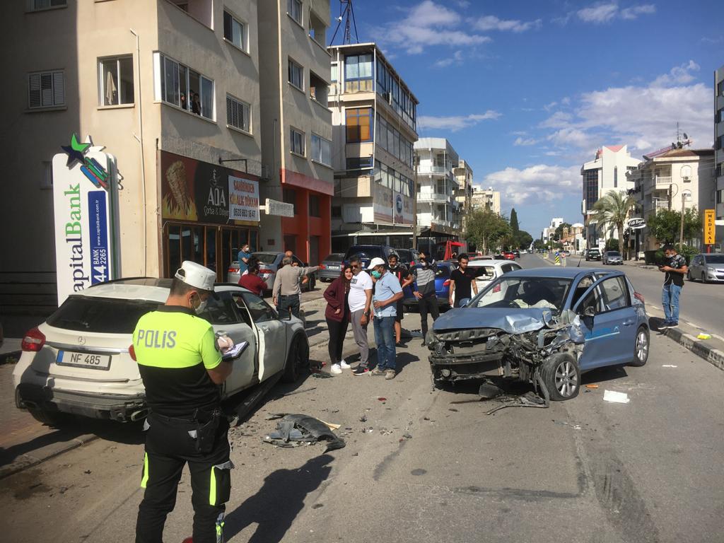 Yoldan çıktı, park halindeki araçlara çarptı