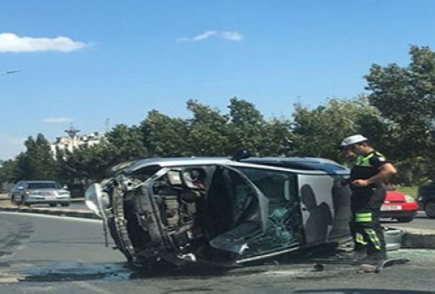 Yürekler ağza geldi! Direğe çarpıp takla attı