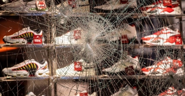 Polisle çatıştılar: Almanya savaş alanına döndü