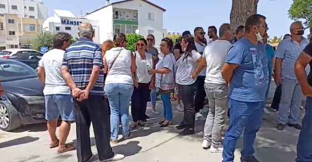 Ünal Üstel destekçileri UBP Genel Merkezi önünde