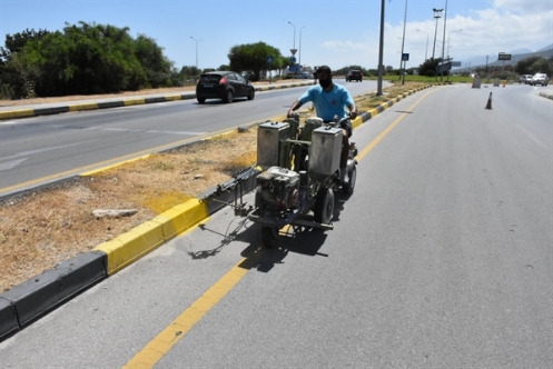 Girne Çevre Yolunda bordür taşları boyanıyor