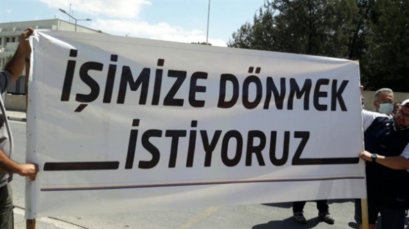Güney Kıbrıs’ta çalışan Kıbrıslı Türkler, meclis önünde eylem yapıyor