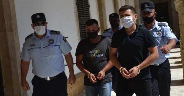 Araç kaldıracıyla saldırdılar
