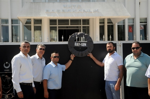 BAY-SEN'den Başbakanlığa siyah çelenk