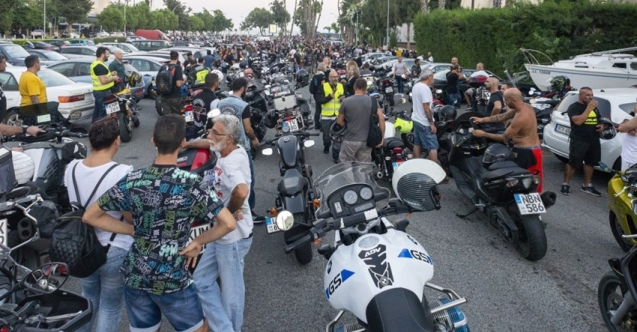 Binlerce motosikletli, polisin sürüş yasağını protesto etti