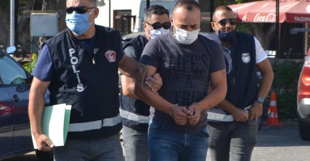 Polisleri görünce uyuşturucuyu attı