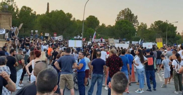 Rum Başkanlık Sarayı önünde maskesiz ve sosyal mesafesiz protesto