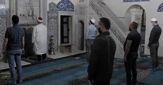 Camilerde fiziki mesafe her yönden ikişer metre olacak