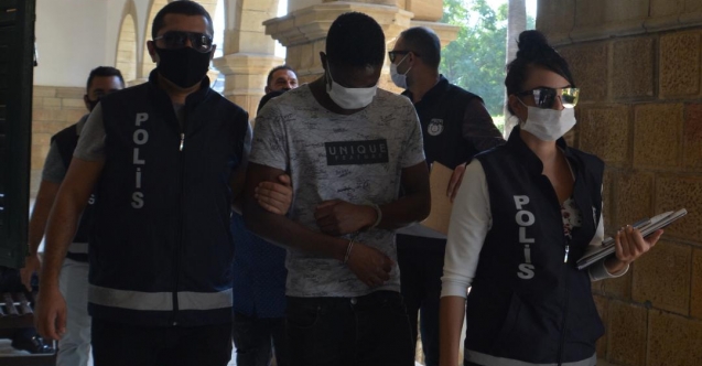 Hırsızlık yaparken yakalanınca iki kişiyi dövdü
