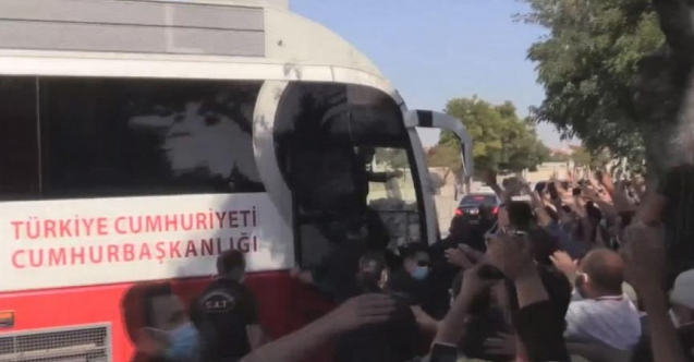 Erdoğan vatandaşa çay dağıttı, sosyal mesafe unutuldu