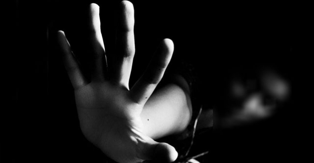 Öz kızına tecavüz ederken polise yakalandı