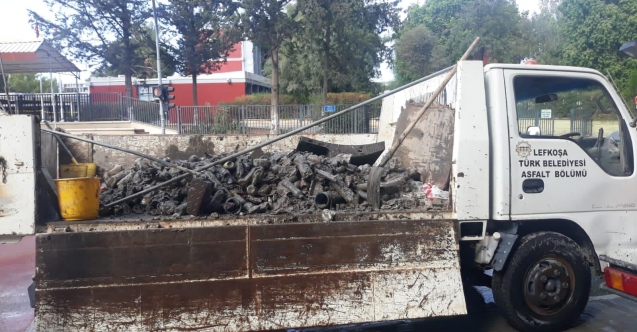 Su kanalından kamyon dolusu çöp çıktı