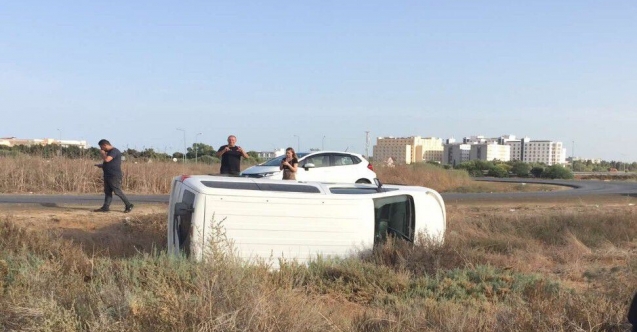 Yoldan çıktı yan yattı