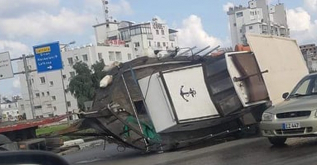 Gemi yola devrildi, trafik kilitlendi: Şans eseri yaralanma olmadı