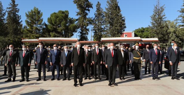 KKTC’nin kuruluş yıl dönümü dolayısıyla Lefkoşa Atatürk Anıtı’nda tören düzenlendi