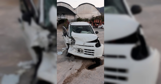 Korkutan kaza! Araçta sıkışan sürücüyü itfaiye kurtardı