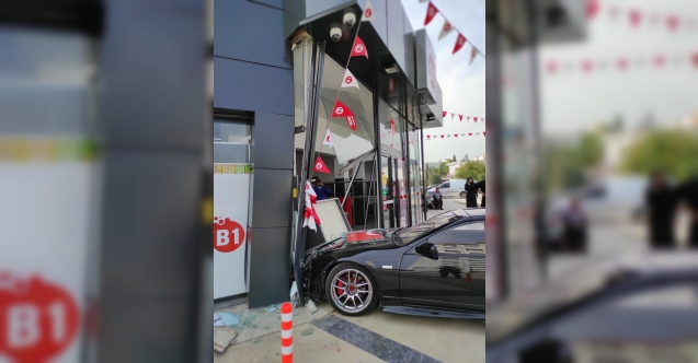 Mağusa'da korkutan kaza! Marketin vitrin camına çarpıp durdu