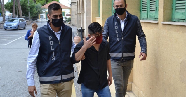 Yeğeninin evinden bilezik çaldı