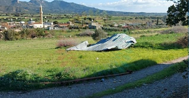 Birçok ev ve ağıl fırtınadan zarar gördü
