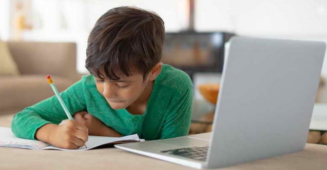 Online eğitim: Öğrenciler ödev yapmıyor, devam sorunu yaşanıyor