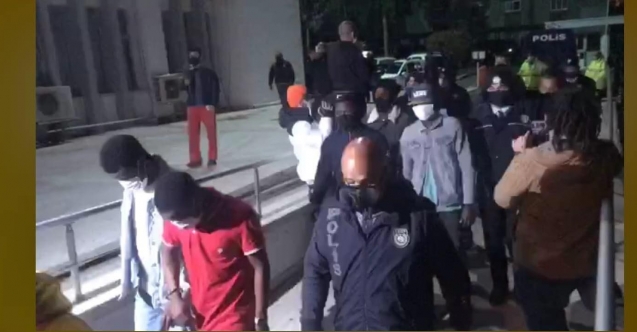 Korona partisi! Afrikalı gençlere polis baskını