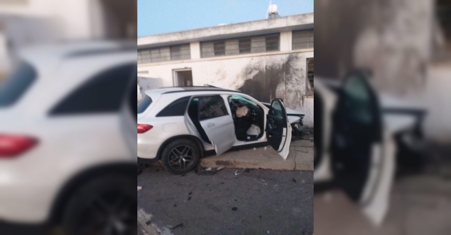 Önce arabaya sonra duvara çarptı