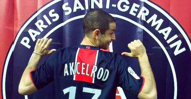 Sahte futbolcu 1 milyon dolarlık sözleşme imzalattırırken taraftarlara yakalandı