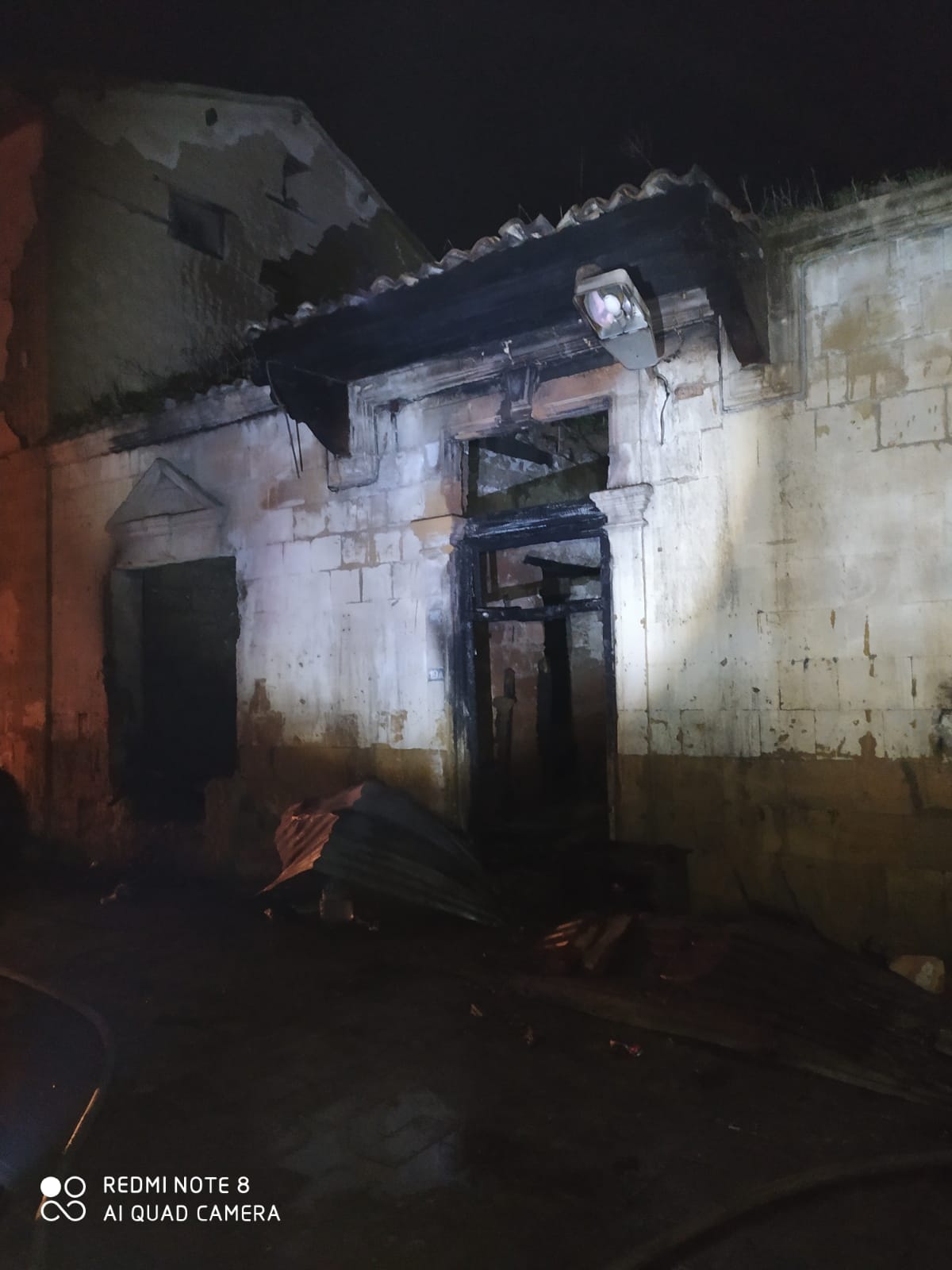 Surlariçi’nde yangın! Evin çatısı çöktü