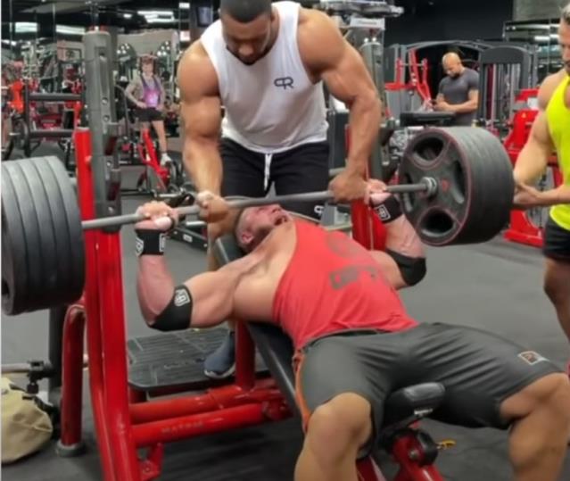 220 kilogram kaldırmaya çalışırken göğüs kası kemikten koptu