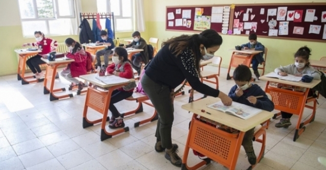 Bakan başka müsteşar başka konuşuyor