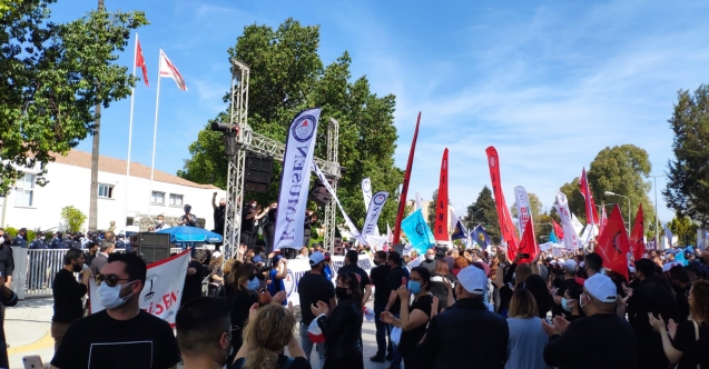 KAMUDA ÖRGÜTLÜ SENDİKALAR MECLİS ÖNÜNDE EYLEM YAPTI