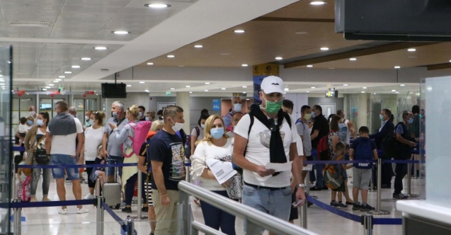 Aşı olan turistlere karantina yok