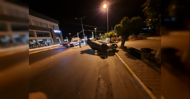 Lüks aracıyla takla attı, duvara çarptı