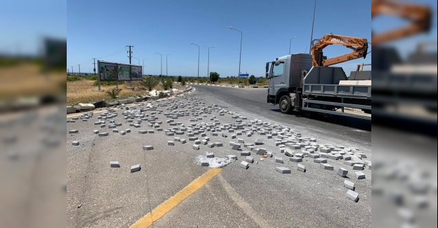 Taşlar yola devrildi