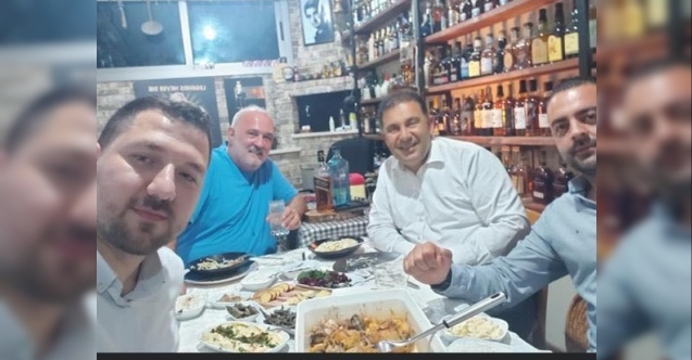 Başbakan Saner'den meyhane pozu!