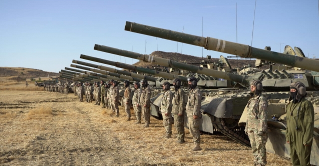 Rum ordusundan tanklarla gözdağı verme çabası